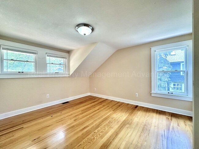 Building Photo - Craftsman Style, Modern Amenities Steps from Main St.