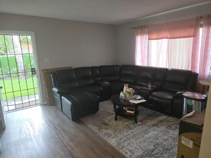 Building Photo - 9572 Maureen Dr