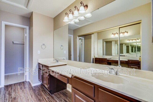 Building Photo - 521 E Kristal Way