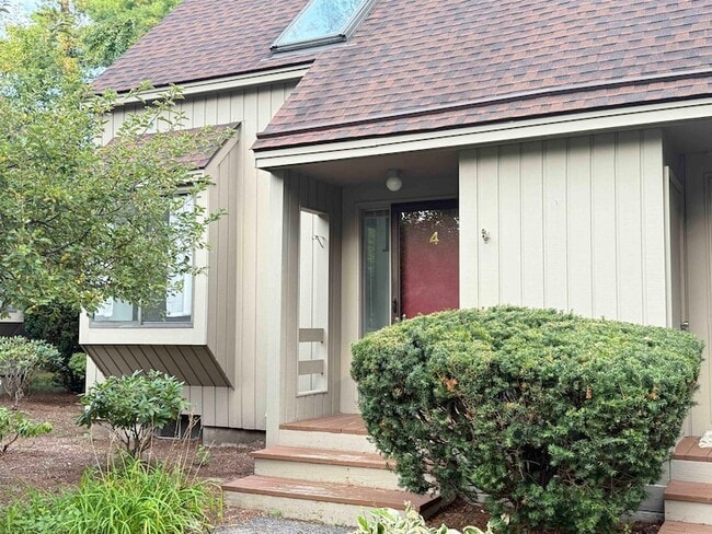 Primary Photo - 4 Churchill Ct