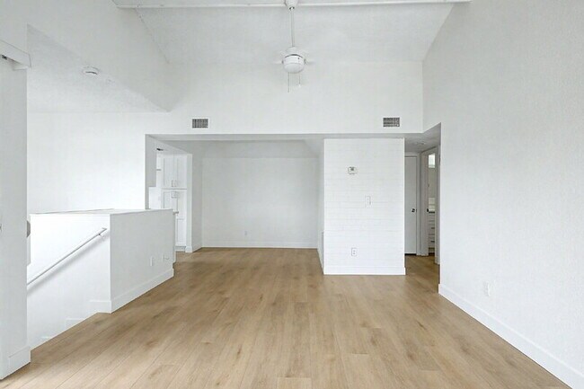 Building Photo - 818 S Westwood