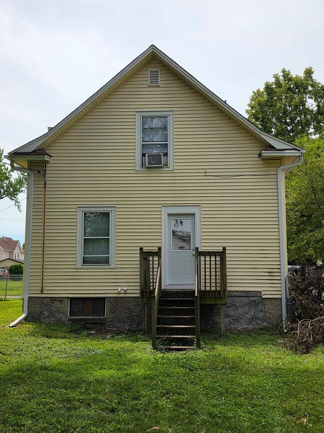 Building Photo - 1705 Gillette St