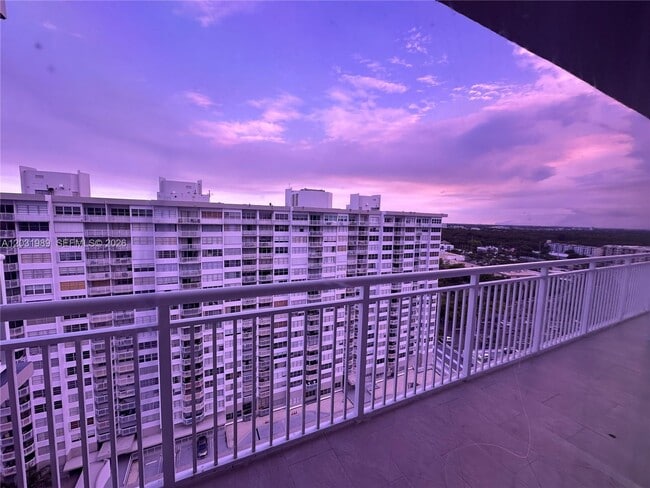 Building Photo - 18051 Biscayne Blvd