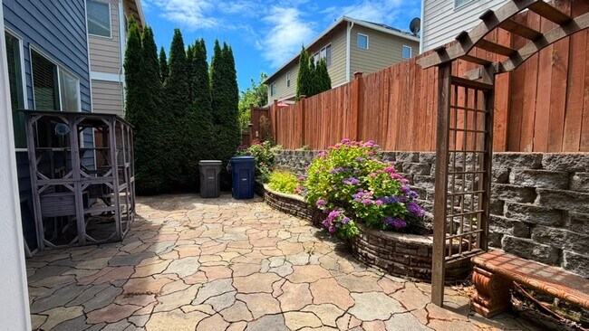 Building Photo - Spacious 4-Bed Home with Loft & Covered Patio in North Creek