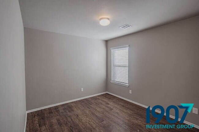 Building Photo - Contemporary 3-Bedroom Home in Yukon – Modern Finishes & Open Layout! - NO PETS