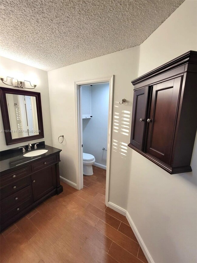 Building Photo - 723 Juniper Ln