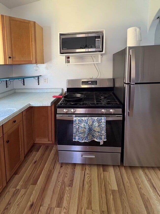 Building Photo - 2BR/1BA Furnished Home – Available June 1 – Screened Lanai, Fiber Internet, W/D