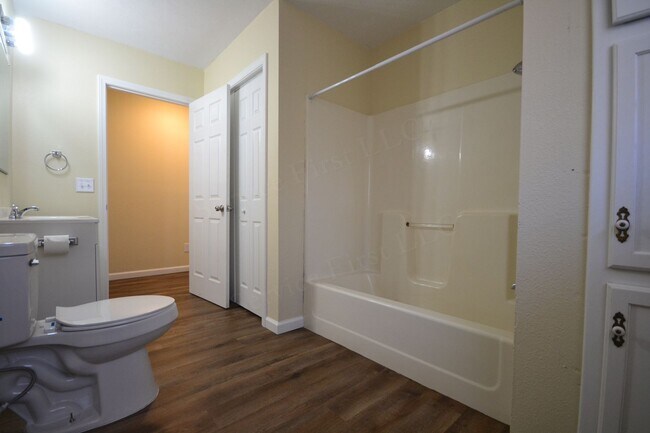 Building Photo - Lockwood Duplex