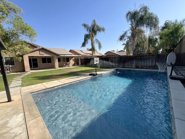 Building Photo - 12115 Fairburn Way