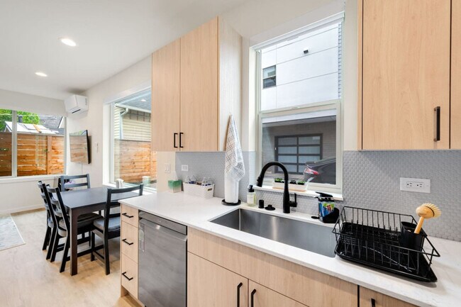 Building Photo - 823 NE 70th St