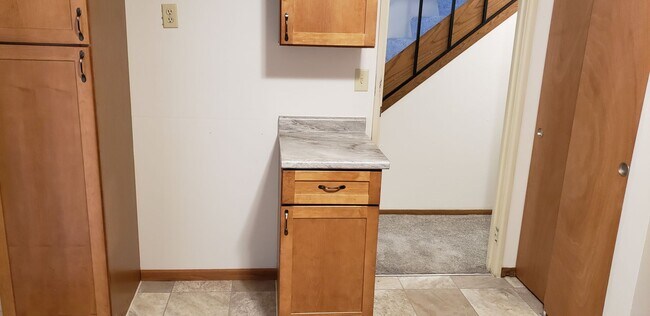 Building Photo - 3 BEDROOOM/1.5 BATH TOWNHOUSE