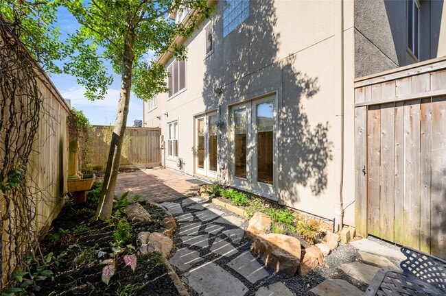 Building Photo - 4106 N Blvd Park