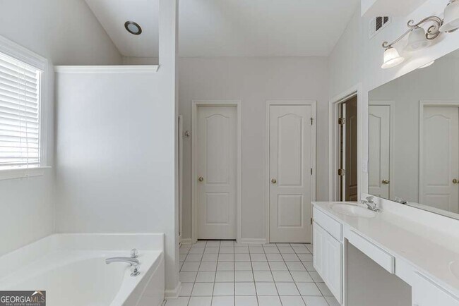 Building Photo - 300 Beckenham Walk Dr