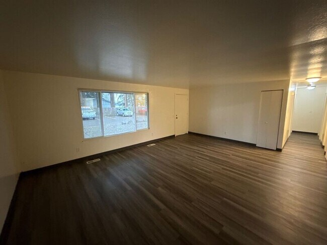 Building Photo - 848 Plymouth Dr NE