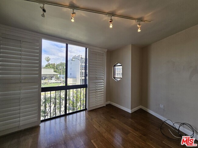 Building Photo - 4444 Wilshire Blvd