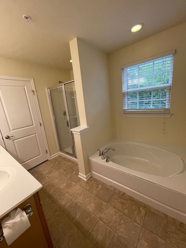 Building Photo - Gorgeous 3 BD/ 2.5 BA Townhouse Available ...