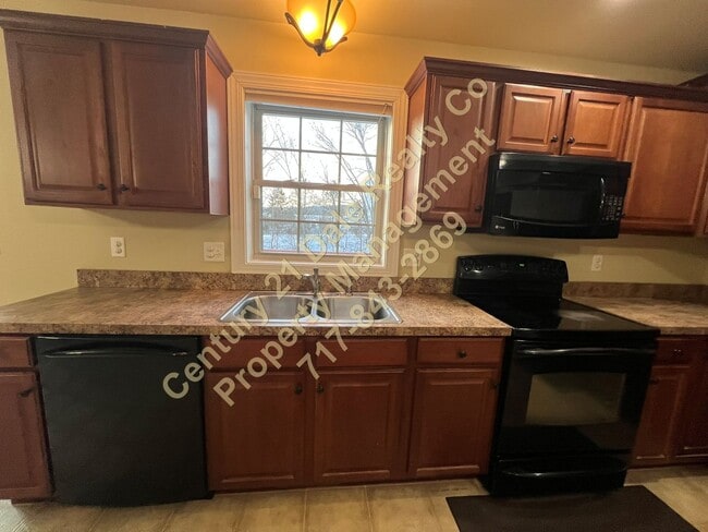 Building Photo - Large Three Bedroom 2.5 Baths in the Stone Gate Commons Association