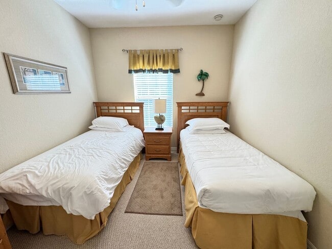 Building Photo - Fully Furnished 5-Bed End-Unit Townhome with Hot Tub in Gated Coral Cay! WASHER & DRYER INCLUDED!
