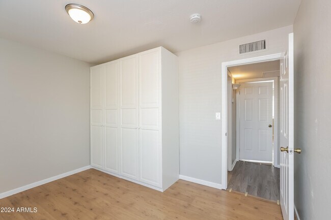 Building Photo - 4321 W Park Pl