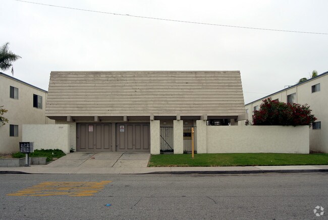 Building Photo - Casa de Ocho