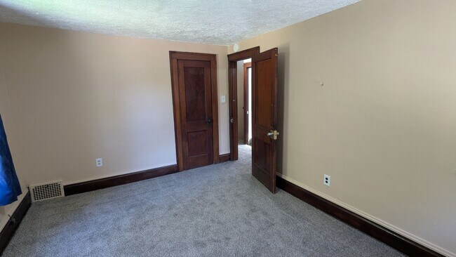 Building Photo - Spacious 4-bedroom, 1.5-bath home in Akron