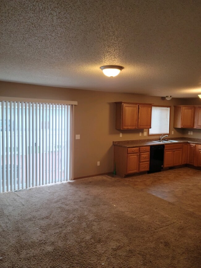 Building Photo - 4241 Estate Dr S