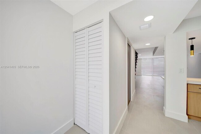 Building Photo - 1083 W 38th St