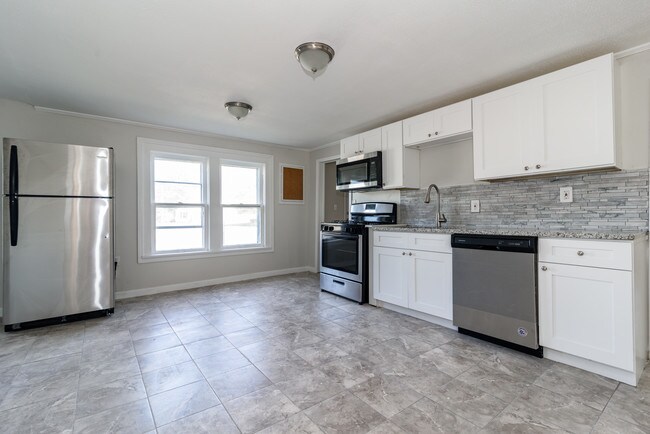 Building Photo - 472 Babbitt Rd