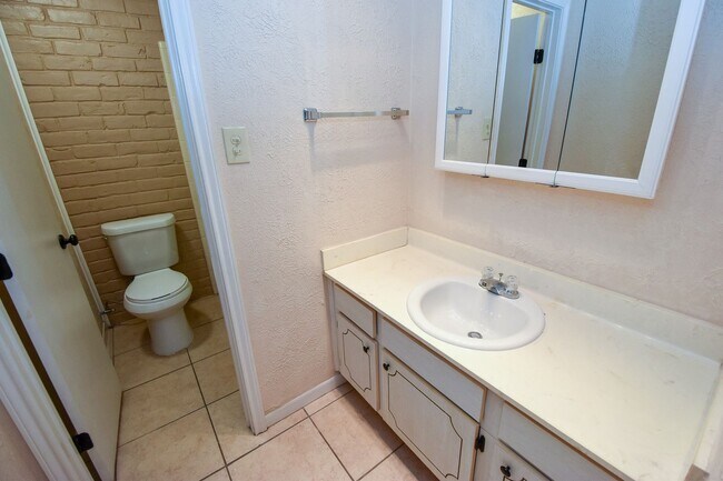 Building Photo - 1519 Barcelona Way Dr