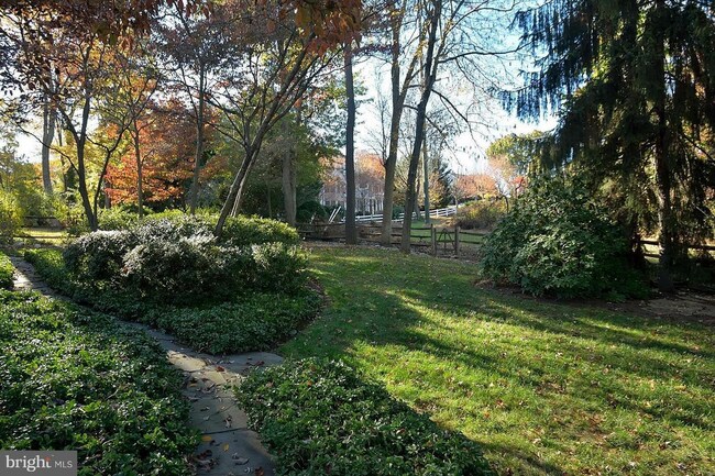 Building Photo - 610 John Marshall Dr NE