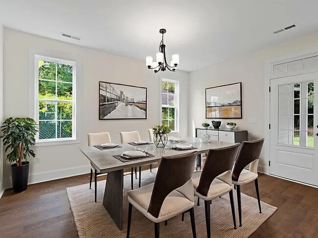 Building Photo - 711 N Main St