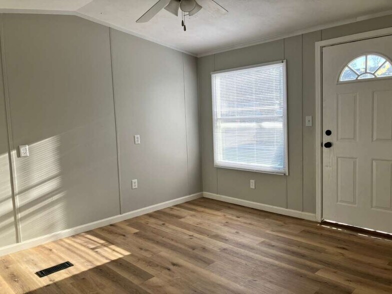 Building Photo - 19 Deerwood Park