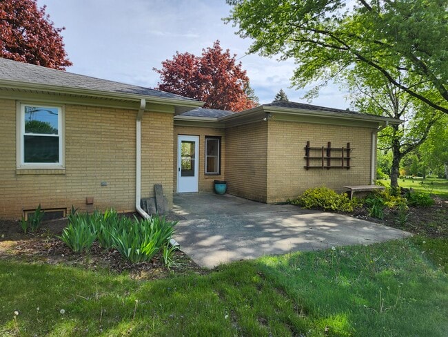 Building Photo - 6618 South Dr