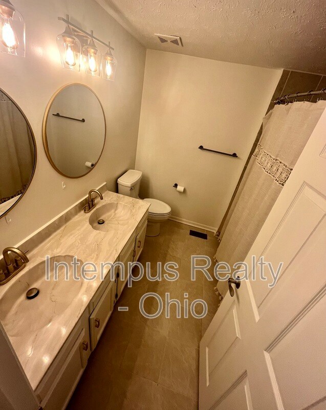 Building Photo - 2071 Stratford Ct