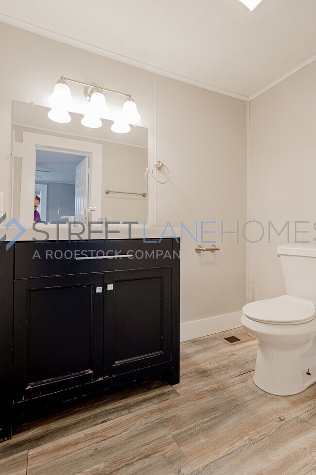 Building Photo - Charming 4 Bedroom in Campobello!