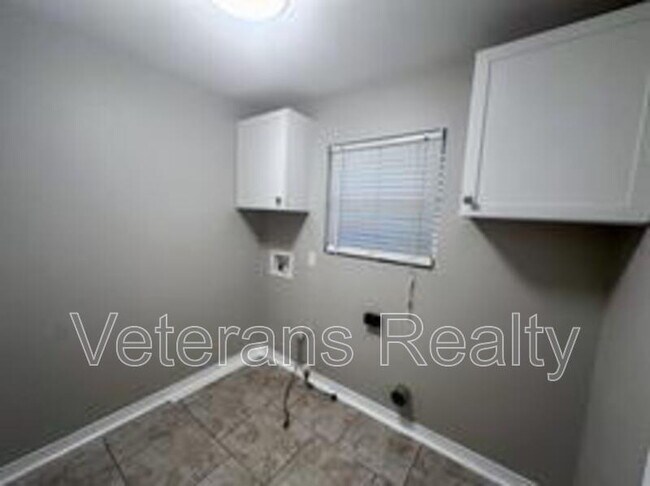 Building Photo - 113 Alverado Dr