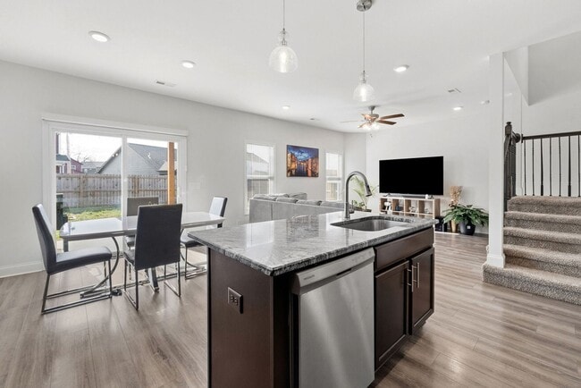 Building Photo - 3 Bedroom 2 1/2 Bath Home For Rent Near Post!