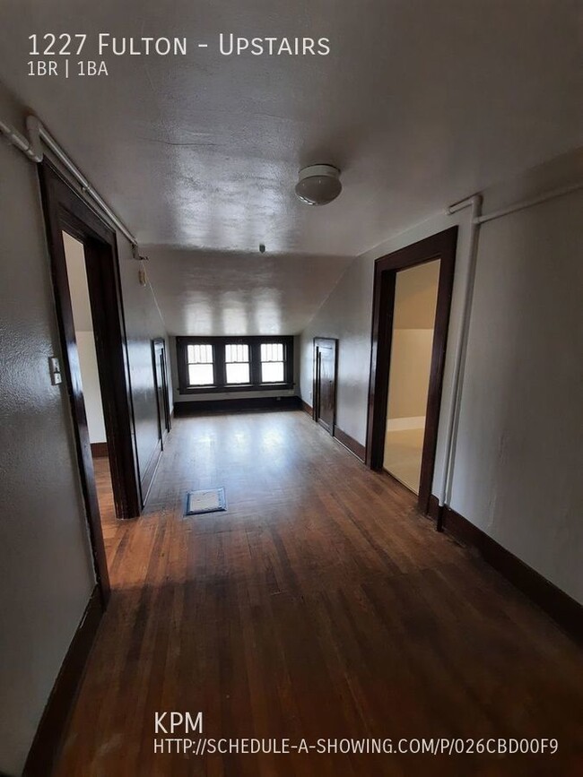 Building Photo - 1 BEDROOM | 1 BATH | ATTIC APARTMENT | CEN...