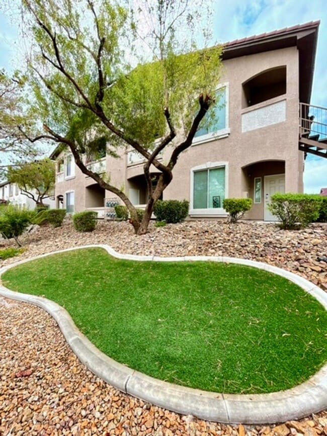 Building Photo - 2305 W Horizon Ridge Pkwy