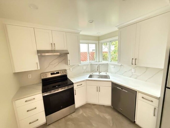 Building Photo - Charming 2-Bedroom Home Large Rumpus Room,...