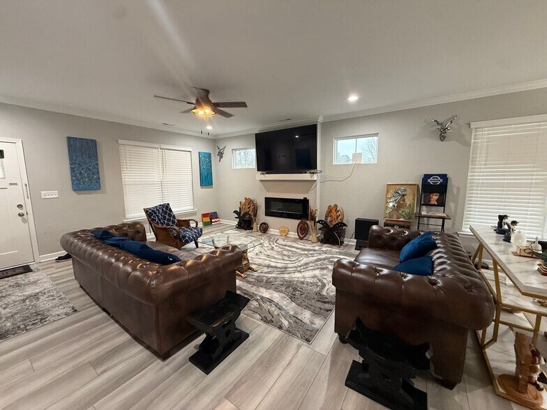 Building Photo - 1614 Hawthorne Dr