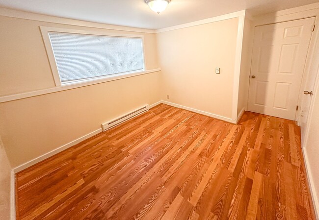 Building Photo - Charming Triplex with Hardwood Floors, App...