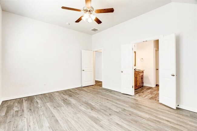 Building Photo - 3104 Loren Dr