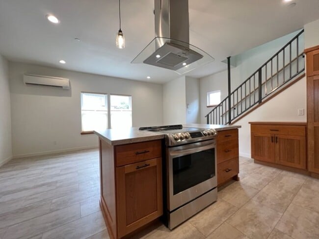 Building Photo - NEWER 3/2 Construction in Eureka! Beautiful homes