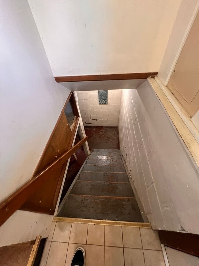 Building Photo - Spacious Home w/ Fenced Backyard