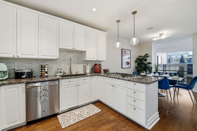 Building Photo - 657 N Carpenter St