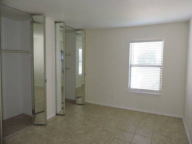 Building Photo - Easy access to interstate, shopping & down...