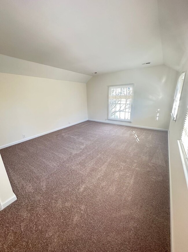 Building Photo - 503 Newport Ave