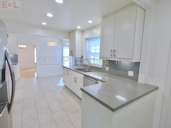 Building Photo - 10749 Wellworth Ave
