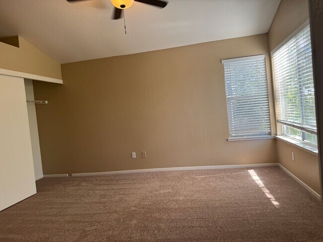 Building Photo - New carpet and paint!